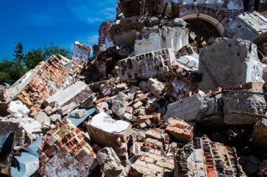 Rus ordusu tarafından bombalanan Dolyna köyündeki Svyato Heorhiy Ivs Ortodoks manastırının molozları yere saçıldı. Bölgedeki çatışmalar dinsel anıtlara zarar veriyor ve bu bir m