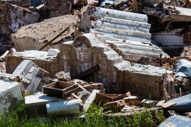 Rus ordusu tarafından bombalanan Dolyna köyündeki Svyato Heorhiy Ivs Ortodoks manastırının molozları yere saçıldı. Bölgedeki çatışmalar dinsel anıtlara zarar veriyor ve bu bir m