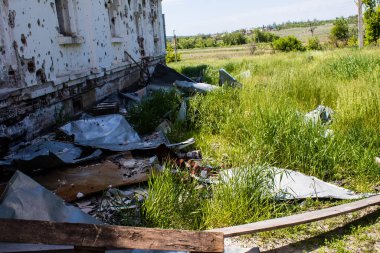 Rus ordusu tarafından bombalanan Dolyna köyündeki Svyato Heorhiy Ivs Ortodoks manastırının molozları yere saçıldı. Bölgedeki çatışmalar dinsel anıtlara zarar veriyor ve bu bir m