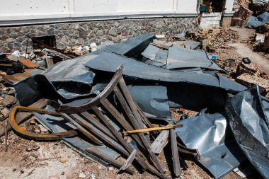Rus ordusu tarafından bombalanan Dolyna köyündeki Svyato Heorhiy Ivs Ortodoks manastırının molozları yere saçıldı. Bölgedeki çatışmalar dinsel anıtlara zarar veriyor ve bu bir m