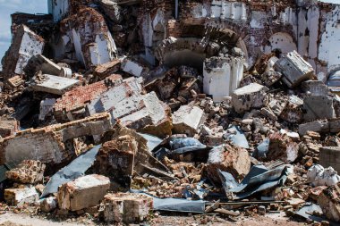 Rus ordusu tarafından bombalanan Dolyna köyündeki Svyato Heorhiy Ivs Ortodoks manastırının molozları yere saçıldı. Bölgedeki çatışmalar dinsel anıtlara zarar veriyor ve bu bir m