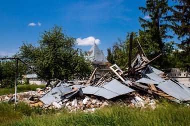 Rus ordusu tarafından bombalanan Dolyna köyündeki Svyato Heorhiy Ivs Ortodoks manastırının molozları yere saçıldı. Bölgedeki çatışmalar dinsel anıtlara zarar veriyor ve bu bir m