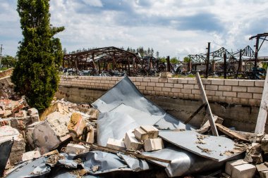 Rus ordusu tarafından bombalanan Dolyna köyündeki Svyato Heorhiy Ivs Ortodoks manastırının molozları yere saçıldı. Bölgedeki çatışmalar dinsel anıtlara zarar veriyor ve bu bir m