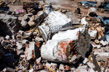 Rus ordusu tarafından bombalanan Dolyna köyündeki Svyato Heorhiy Ivs Ortodoks manastırının molozları yere saçıldı. Bölgedeki çatışmalar dinsel anıtlara zarar veriyor ve bu bir m
