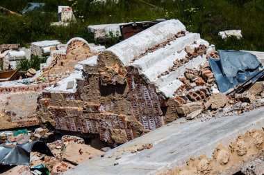Rus ordusu tarafından bombalanan Dolyna köyündeki Svyato Heorhiy Ivs Ortodoks manastırının molozları yere saçıldı. Bölgedeki çatışmalar dinsel anıtlara zarar veriyor ve bu bir m