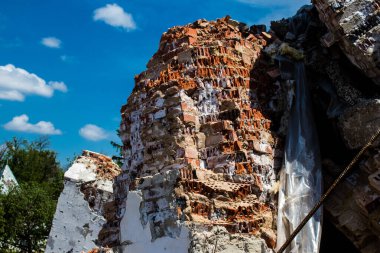 Rus ordusu tarafından bombalanan Dolyna köyündeki Svyato Heorhiy Ivs Ortodoks manastırının molozları yere saçıldı. Bölgedeki çatışmalar dinsel anıtlara zarar veriyor ve bu bir m