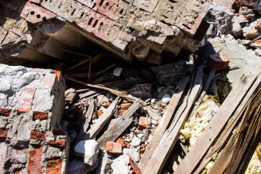 Rus ordusu tarafından bombalanan Dolyna köyündeki Svyato Heorhiy Ivs Ortodoks manastırının molozları yere saçıldı. Bölgedeki çatışmalar dinsel anıtlara zarar veriyor ve bu bir m