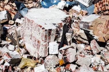Rus ordusu tarafından bombalanan Dolyna köyündeki Svyato Heorhiy Ivs Ortodoks manastırının molozları yere saçıldı. Bölgedeki çatışmalar dinsel anıtlara zarar veriyor ve bu bir m