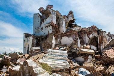 Rus ordusu tarafından bombalanan Dolyna köyündeki Svyato Heorhiy Ivs Ortodoks manastırının molozları yere saçıldı. Bölgedeki çatışmalar dinsel anıtlara zarar veriyor ve bu bir m