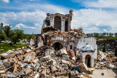 Rus ordusu tarafından bombalanan Dolyna köyündeki Svyato Heorhiy Ivs Ortodoks manastırının molozları yere saçıldı. Bölgedeki çatışmalar dinsel anıtlara zarar veriyor ve bu bir m