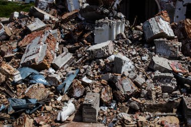 Rus ordusu tarafından bombalanan Dolyna köyündeki Svyato Heorhiy Ivs Ortodoks manastırının molozları yere saçıldı. Bölgedeki çatışmalar dinsel anıtlara zarar veriyor ve bu bir m