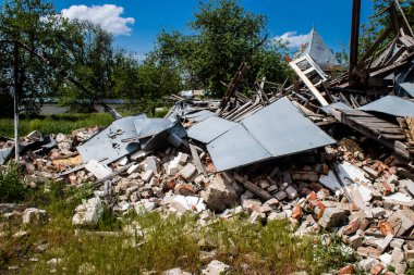 Rus ordusu tarafından bombalanan Dolyna köyündeki Svyato Heorhiy Ivs Ortodoks manastırının molozları yere saçıldı. Bölgedeki çatışmalar dinsel anıtlara zarar veriyor ve bu bir m