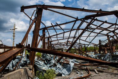 Dolyna köyündeki tarım aracı deposu tamamen yok edildi. Sivil altyapılar başlıca hedeflerdir çünkü saldırıları halkı terörize eder ve gelişigüzel saldırır..