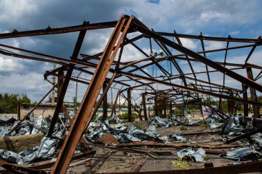 Dolyna köyündeki tarım aracı deposu tamamen yok edildi. Sivil altyapılar başlıca hedeflerdir çünkü saldırıları halkı terörize eder ve gelişigüzel saldırır..