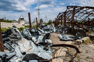Dolyna köyündeki tarım aracı deposu tamamen yok edildi. Sivil altyapılar başlıca hedeflerdir çünkü saldırıları halkı terörize eder ve gelişigüzel saldırır..
