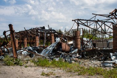 Dolyna köyündeki tarım aracı deposu tamamen yok edildi. Sivil altyapılar başlıca hedeflerdir çünkü saldırıları halkı terörize eder ve gelişigüzel saldırır..