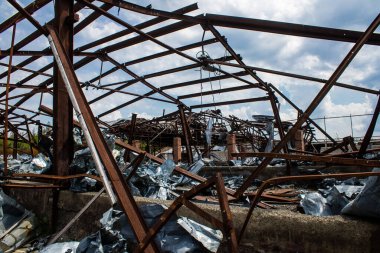 Dolyna köyündeki tarım aracı deposu tamamen yok edildi. Sivil altyapılar başlıca hedeflerdir çünkü saldırıları halkı terörize eder ve gelişigüzel saldırır..