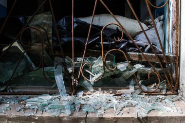 Kostiantynivka kentinde yer alan hasarlı binalarda, Rus ordusu sivil hedefleri bombaladı ve çok fazla hasara yol açtı. Rus ordusu Ukrayna 'yı işgal etti ve savaş alanı haline gelen bu bölgede ağır çatışmalar yaşanıyor..