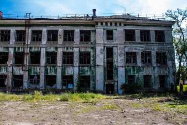 Kostiantynivka kentinde yer alan hasarlı binalarda, Rus ordusu sivil hedefleri bombaladı ve çok fazla hasara yol açtı. Rus ordusu Ukrayna 'yı işgal etti ve savaş alanı haline gelen bu bölgede ağır çatışmalar yaşanıyor..