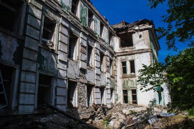 Kostiantynivka kentinde yer alan hasarlı binalarda, Rus ordusu sivil hedefleri bombaladı ve çok fazla hasara yol açtı. Rus ordusu Ukrayna 'yı işgal etti ve savaş alanı haline gelen bu bölgede ağır çatışmalar yaşanıyor..