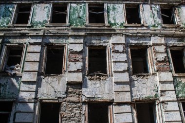 Kostiantynivka kentinde yer alan hasarlı binalarda, Rus ordusu sivil hedefleri bombaladı ve çok fazla hasara yol açtı. Rus ordusu Ukrayna 'yı işgal etti ve savaş alanı haline gelen bu bölgede ağır çatışmalar yaşanıyor..
