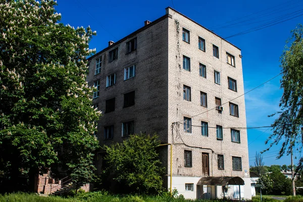 ロシアのコスティアンチニフカ市にある損傷した建物は 民間人の標的を爆撃し 多くの損害を与えます ロシア軍はウクライナに侵攻し 激しい戦いが戦場となっているこの地域で行われています — ストック写真