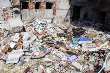 Izyum kasabasında hasar gören bina. Sivil altyapılar Rus ordusunun ayrıcalıklı hedefleridir. Rusya Ukrayna 'yı işgal etti ve bu bölgede ağır çatışmalar yaşandı..