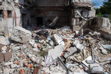 Izyum kasabasında hasar gören bina. Sivil altyapılar Rus ordusunun ayrıcalıklı hedefleridir. Rusya Ukrayna 'yı işgal etti ve bu bölgede ağır çatışmalar yaşandı..