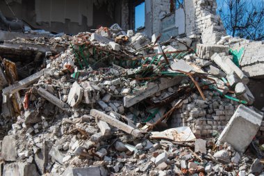 Izyum kasabasında hasar gören bina. Sivil altyapılar Rus ordusunun ayrıcalıklı hedefleridir. Rusya Ukrayna 'yı işgal etti ve bu bölgede ağır çatışmalar yaşandı..