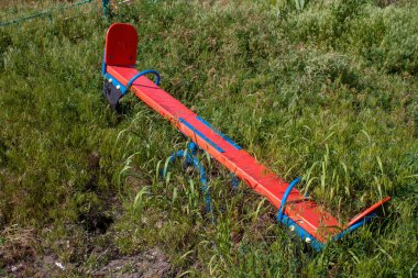 Izyum kasabasındaki hasarlı bir binanın önündeki terk edilmiş oyun parkı. Rus ordusunun öncelikli hedefi sivil altyapılardır..