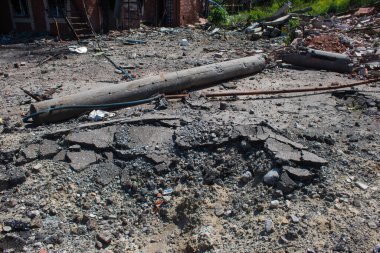 Dolyna köyü yakınlarındaki benzin istasyonu yok edildi ve kalıcı olarak kapatıldı. Bu da bölge sakinlerinin savaş bölgesini terk etmek için yakıt ikmali yapmalarını engelliyor. Sivil altyapılar Rus ordusu tarafından öncelikli hedef alınmıştır..