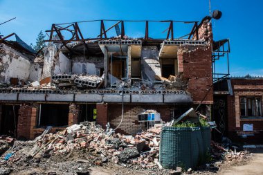 Dolyna köyü yakınlarındaki benzin istasyonu yok edildi ve kalıcı olarak kapatıldı. Bu da bölge sakinlerinin savaş bölgesini terk etmek için yakıt ikmali yapmalarını engelliyor. Sivil altyapılar Rus ordusu tarafından öncelikli hedef alınmıştır..