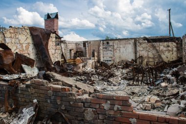 Kam 'yanka kasabasında hasar gören bina. Sivil altyapılar Rus ordusunun ayrıcalıklı hedefleridir. Rusya Ukrayna 'yı işgal etti ve bu bölgede ağır çatışmalar yaşandı..
