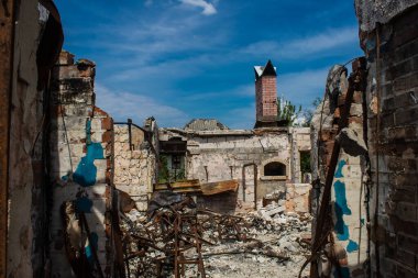 Kam 'yanka kasabasında hasar gören bina. Sivil altyapılar Rus ordusunun ayrıcalıklı hedefleridir. Rusya Ukrayna 'yı işgal etti ve bu bölgede ağır çatışmalar yaşandı..