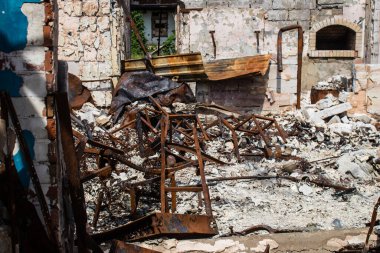 Kam 'yanka kasabasında hasar gören bina. Sivil altyapılar Rus ordusunun ayrıcalıklı hedefleridir. Rusya Ukrayna 'yı işgal etti ve bu bölgede ağır çatışmalar yaşandı..