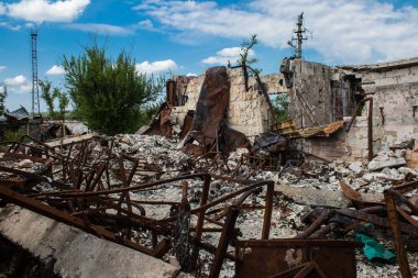 Kam 'yanka kasabasında hasar gören bina. Sivil altyapılar Rus ordusunun ayrıcalıklı hedefleridir. Rusya Ukrayna 'yı işgal etti ve bu bölgede ağır çatışmalar yaşandı..