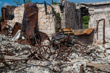 Kam 'yanka kasabasında hasar gören bina. Sivil altyapılar Rus ordusunun ayrıcalıklı hedefleridir. Rusya Ukrayna 'yı işgal etti ve bu bölgede ağır çatışmalar yaşandı..