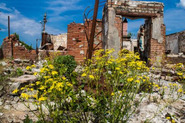 Kam 'yanka kasabasında hasar gören bina. Sivil altyapılar Rus ordusunun ayrıcalıklı hedefleridir. Rusya Ukrayna 'yı işgal etti ve bu bölgede ağır çatışmalar yaşandı..