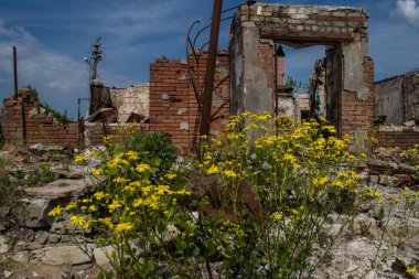 Kam 'yanka kasabasında hasar gören bina. Sivil altyapılar Rus ordusunun ayrıcalıklı hedefleridir. Rusya Ukrayna 'yı işgal etti ve bu bölgede ağır çatışmalar yaşandı..