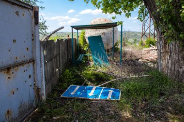 Kam 'yanka kasabasında hasar gören bina. Sivil altyapılar Rus ordusunun ayrıcalıklı hedefleridir. Rusya Ukrayna 'yı işgal etti ve bu bölgede ağır çatışmalar yaşandı..
