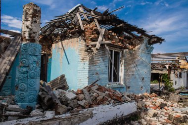 Kam 'yanka kasabasında hasar gören bina. Sivil altyapılar Rus ordusunun ayrıcalıklı hedefleridir. Rusya Ukrayna 'yı işgal etti ve bu bölgede ağır çatışmalar yaşandı..