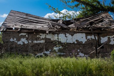 Kam 'yanka kasabasında hasar gören bina. Sivil altyapılar Rus ordusunun ayrıcalıklı hedefleridir. Rusya Ukrayna 'yı işgal etti ve bu bölgede ağır çatışmalar yaşandı..