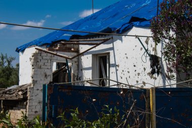 Kam 'yanka kasabasında hasar gören bina. Sivil altyapılar Rus ordusunun ayrıcalıklı hedefleridir. Rusya Ukrayna 'yı işgal etti ve bu bölgede ağır çatışmalar yaşandı..