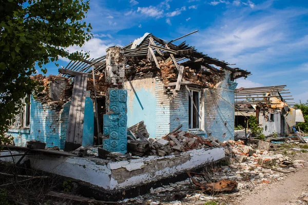 Kam 'yanka kasabasında hasar gören bina. Sivil altyapılar Rus ordusunun ayrıcalıklı hedefleridir. Rusya Ukrayna 'yı işgal etti ve bu bölgede ağır çatışmalar yaşandı..