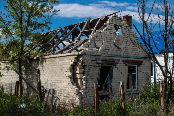 마을에 손상된 인프라는 러시아 육군의 특권층 목표이다 러시아가 우크라 이나를 — 스톡 사진