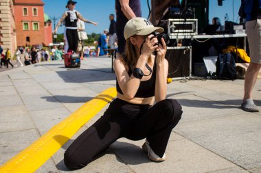 Maja KSIEZOPOLSKA 'nın portresi, genç yetenekli profesyonel fotoğrafçı. Bakış açısının zenginliği ve imajına verdikleri perspektifler sayesinde Polonya 'nın en iyi profesyonel fotoğrafçılarından biri. Burada saklanırken görülmüş. 