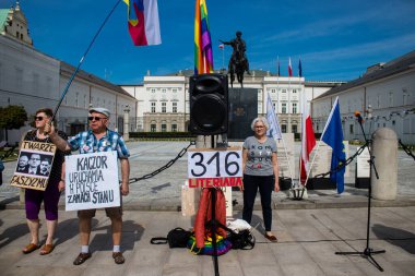 Protestocuların hükümete ve Polonya Cumhurbaşkanı Andrzej Dudain 'e karşı siyasi gösterileri. Eylemciler hükümeti antidemokratik yasaları uygulamakla suçluyorlar, gösteriler 5 yıldır devam ediyor ve her pazar afro-demokratik olarak gerçekleşiyor.