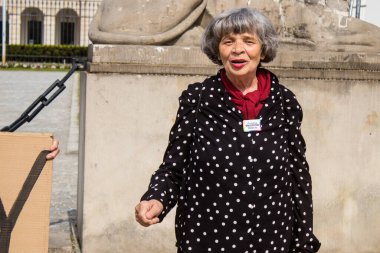 Protestocuların hükümete ve Polonya Cumhurbaşkanı Andrzej Dudain 'e karşı siyasi gösterileri. Eylemciler hükümeti antidemokratik yasaları uygulamakla suçluyorlar, gösteriler 5 yıldır devam ediyor ve her pazar afro-demokratik olarak gerçekleşiyor.