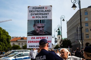 Protestocuların hükümete ve Polonya Cumhurbaşkanı Andrzej Dudain 'e karşı siyasi gösterileri. Eylemciler hükümeti antidemokratik yasaları uygulamakla suçluyorlar, gösteriler 5 yıldır devam ediyor ve her pazar afro-demokratik olarak gerçekleşiyor.