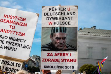 Protestocuların hükümete ve Polonya Cumhurbaşkanı Andrzej Dudain 'e karşı siyasi gösterileri. Eylemciler hükümeti antidemokratik yasaları uygulamakla suçluyorlar, gösteriler 5 yıldır devam ediyor ve her pazar afro-demokratik olarak gerçekleşiyor.